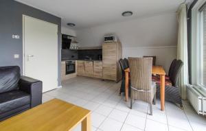 Η κουζίνα ή μικρή κουζίνα στο 3 Bedroom Awesome Home In Vlagtwedde