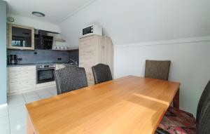 Η κουζίνα ή μικρή κουζίνα στο 3 Bedroom Awesome Home In Vlagtwedde