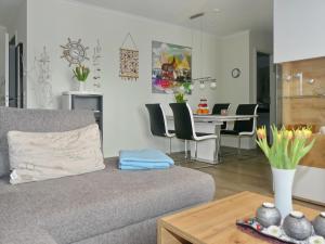 sala de estar con sofá y mesa en Villa Sanddorn Wohnung 03, en Börgerende-Rethwisch