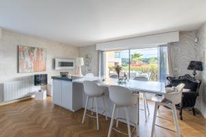 cocina con mesa y sillas en una habitación en T4 Terrasse VUE sur le GOLF, en Nimes