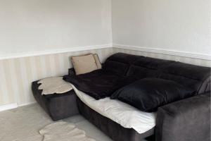 een bank met een deken erop in een kamer bij Private Apartment in Hannover