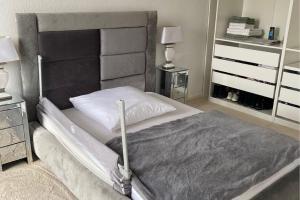 een slaapkamer met een bed met een groot hoofdeinde bij Private Apartment in Hannover