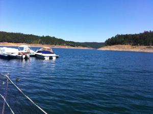 três barcos estão ancorados numa grande massa de água em GuestReady - Nature's Haven Retreat em Pedrógão Pequeno