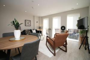 sala de estar con mesa y sofá en Casablanca 1 - Cardiff Bay - 2 Bed Apartment, en Cardiff