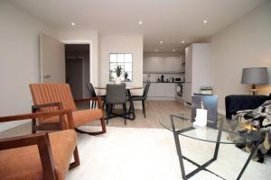 ein Wohnzimmer und eine Küche mit einem Tisch und Stühlen in der Unterkunft Casablanca 1 - Cardiff Bay - 2 Bed Apartment in Cardiff