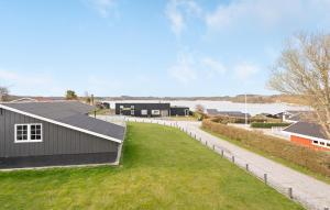 - une vue sur une maison noire avec une pelouse verte dans l'établissement Nice Home In Haderslev With Wifi, à Haderslev