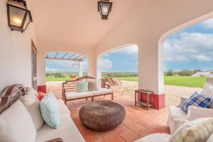 un salon avec un canapé et une table dans l'établissement Stunning mansion in São Cristóvão, à Montemor-o-Novo