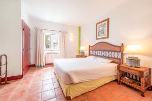 um quarto com uma cama grande e uma janela em Stunning mansion in São Cristóvão em Montemor-o-Novo