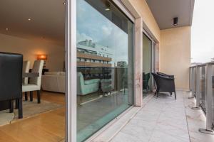 um quarto com portas de vidro e vista para uma sala de estar em 2 Bedroom Large apartment By Innkeeper em Lisboa