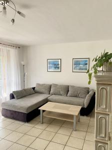 施塔恩貝格的住宿－Ferienwohnung starnberg，带沙发和咖啡桌的客厅
