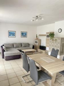 uma sala de estar com uma mesa e um sofá em Ferienwohnung starnberg em Starnberg
