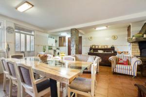 una cucina e un soggiorno con tavolo e sedie in legno di Vintage Charm Meets Modern Comfort 1 a Aguda