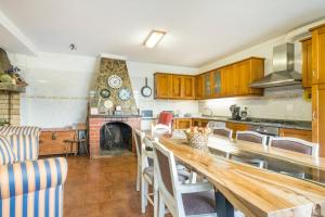 cocina con mesa de madera y chimenea en Vintage Charm Meets Modern Comfort 2, en Aguda