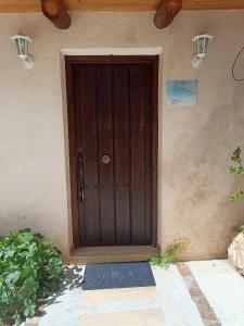 una porta di legno sul lato di una casa di Río Mundo Alojamiento Rural a Riópar