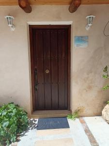 a wooden door on the side of a house at Río Mundo Alojamiento Rural in Riópar