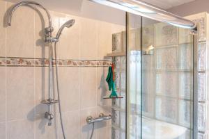 y baño con ducha con mampara de cristal. en Maison 100m de la plage, en Trégunc 25 fotos más