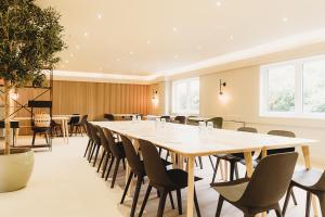 Hotel VARA في ترورو: قاعة المؤتمرات مع طاولة وكراسي طويلة