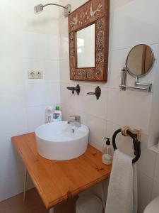 y baño con lavabo blanco y espejo. en Río Mundo Alojamiento Rural, en Riópar