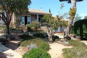 ein Haus mit Bäumen davor in der Unterkunft Villa with private pool and lake view in Narbonne