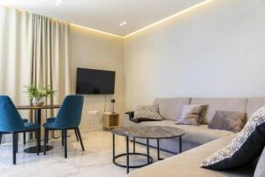 Beachfront Apartments- Horizon Residence في سارنده: غرفة معيشة مع أريكة وطاولة وكراسي