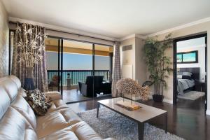 A seating area at Waikiki Beach Tower