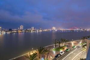 ダナンにあるHoang Linh Riverside Hotel Danangの夜の市街と川の景色
