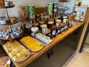 een buffet van eten op een tafel met ontbijtproducten bij Le Domaine des Fagnes in Sains-du-Nord