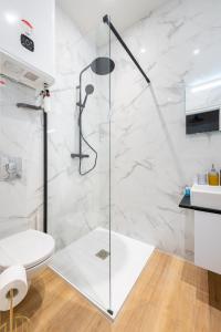 uma casa de banho com um chuveiro e um WC. em THYM * Cosy * Fibre * Confort em La Destrousse