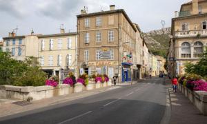 a street in a town with buildings and flowers at THYM * Cosy * Fibre * Confort in La Destrousse