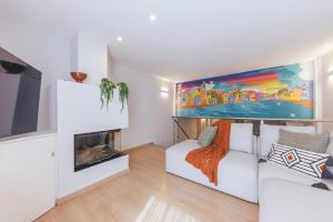 sala de estar con sofá blanco y chimenea en Bravissimo Hortes, 3-bedroom centre apartment, en Girona