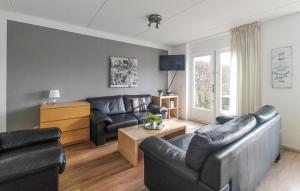 een woonkamer met 2 banken en een tafel bij Awesome Home In Vlagtwedde With Indoor Swimming Pool in Vlagtwedde