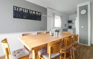 uma sala de jantar com uma mesa de madeira e cadeiras em Awesome Home In Vlagtwedde With Indoor Swimming Pool em Vlagtwedde