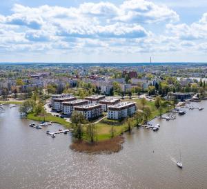 een luchtzicht op een stad met boten in het water bij Marina Luna in Iława