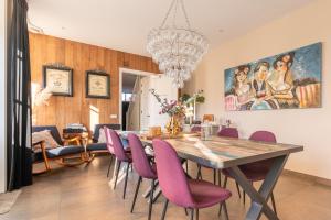 a dining room with a table and purple chairs at Bed and Breakfast Geliefd in Voorhout