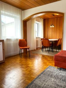 a living room with a dining room table and chairs at Mit Blick auf eines der schönsten Geotope Bayerns in Solnhofen