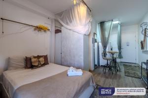 um quarto com uma cama e uma mesa em MH 12110 - Charmoso Estudio + Wi-Fi/Casal em São Paulo