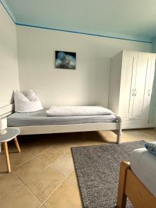 a room with a bed in a room at Mit Blick auf eines der schönsten Geotope Bayerns in Solnhofen