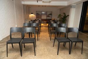 een groep zwarte stoelen in een kamer bij BlackBrick Bedfordview ApartHotel in Johannesburg