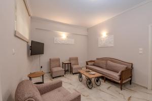 - un salon avec un canapé, des chaises et une télévision dans l'établissement Marina Zeas Hidden Gem, au Pirée