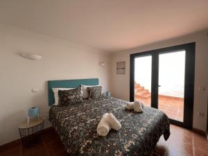 Postel nebo postele na pokoji v ubytování Olympia House Lovely, Close to Town and Beaches with Private Pool & Fast WiFi