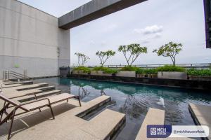 a swimming pool with lounge chairs in a building at MH 11107 - Exclusivo Studio com WF/Queen/AC in Sao Paulo