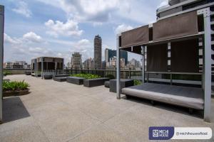 a row of benches on the roof of a building at MH 11107 - Exclusivo Studio com WF/Queen/AC in Sao Paulo