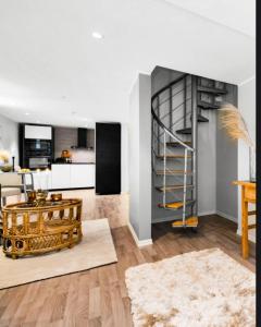 un salon avec un escalier en colimaçon dans une cuisine dans l'établissement Solsiden Modern stay: King Beds, Private Entry, à Trondheim