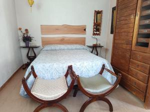 1 dormitorio con 1 cama y 2 sillas en Río Mundo Alojamiento Rural, en Riópar