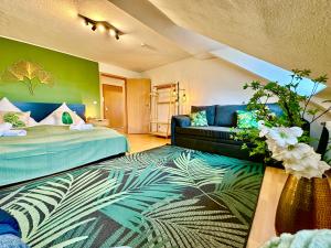 a hotel room with a bed and a couch at Dschungel Wohnung, geräumig, Netflix, Sonos, zentral in Duisburg