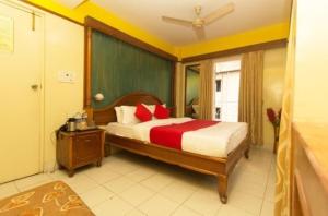 Hotel Niladri Palace tesisinde bir odada yatak veya yataklar
