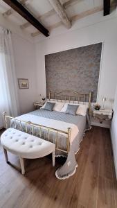 1 cama grande con banco en un dormitorio en Messer Niccolò - Apartment in Florence, en Florencia