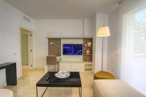 Televízia a/alebo spoločenská miestnosť v ubytovaní 1092 marbella old town