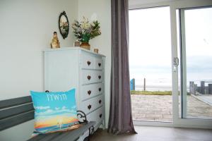 Habitación con vestidor y vistas al océano. en Seagull Beach House, en Tywyn