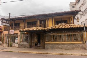 a building with an iron fence in front of it at Hotel Colonial in São Lourenço